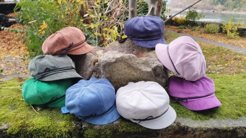 Viele bunte Hüte, Kappen und Mützen auf der Wiese im Schlosspark Bad Säckingen